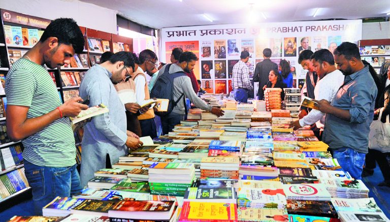 पटना पुस्तक मेले में उमड़ रही भीड़