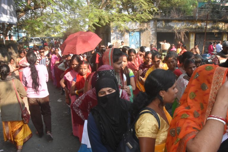 Dhanbad News : मंईयां सम्मान योजना के लिए महिलाओं की लंबी कतार, हंगामा