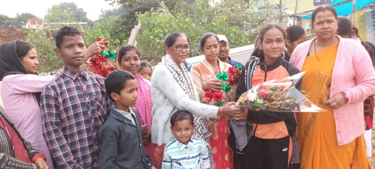 गोल्ड जीतकर आयी हॉकी खिलाड़ी का स्वागत
