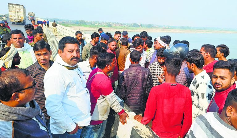 Buxar News: पॉलिटेक्निक के छात्र ने ”सॉरी दोस्त” बोल कर गंगा में लगायी छलांग, चल रही तलाश