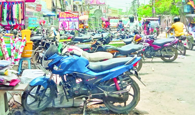 saran News : शहर में पार्किंग की जगह नदारद, गाड़ियां खड़ी करने में होती है परेशानी
