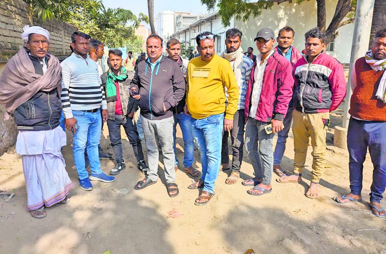 अज्ञात वाहन के धक्के से बाइक सवार की गयी जान