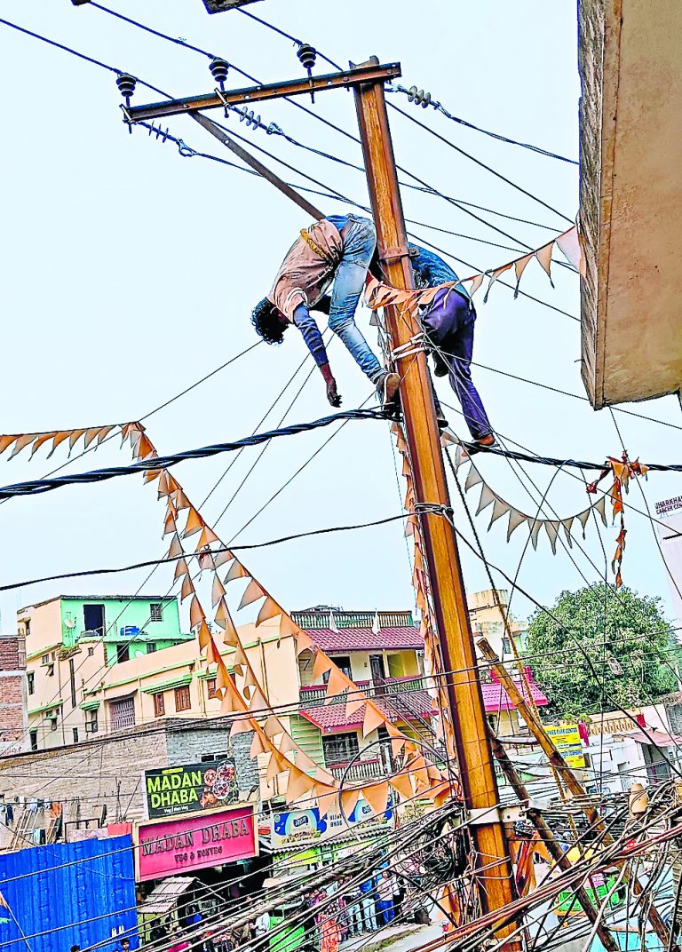 Ranchi news : करंट की चपेट में आने से बिजलीकर्मी झुलसा