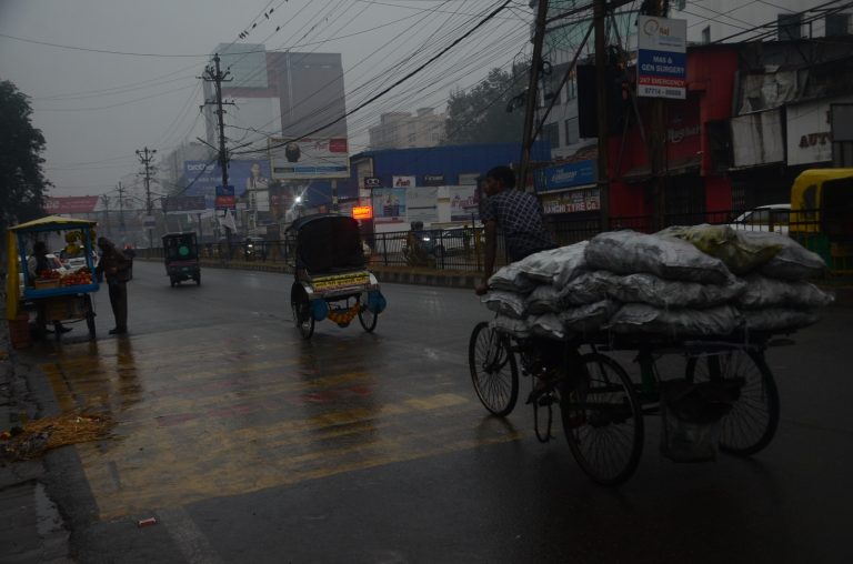 Ranchi News : मौसम ने बदला मिजाज, घरों में कैद रहे लोग, सड़कों पर पसरा रहा सन्नाटा