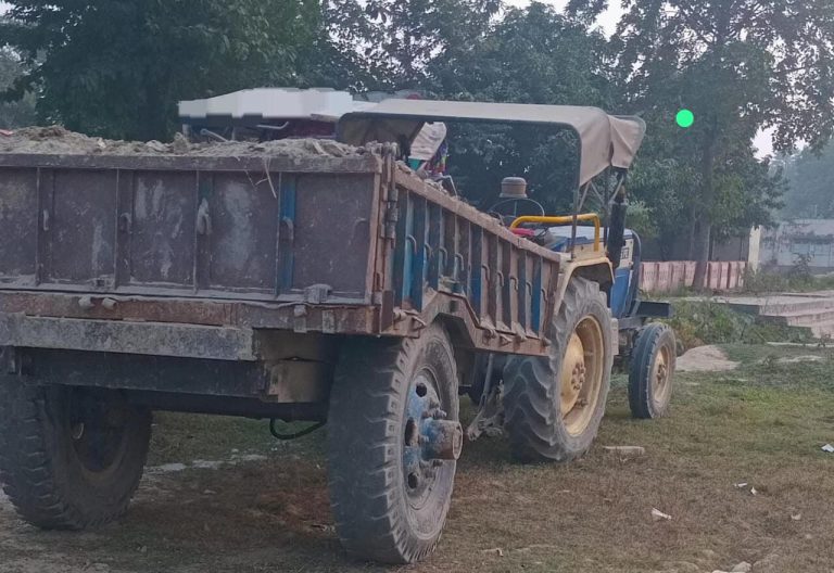 अवैध मिट्टी लदा ट्रैक्टर जब्त