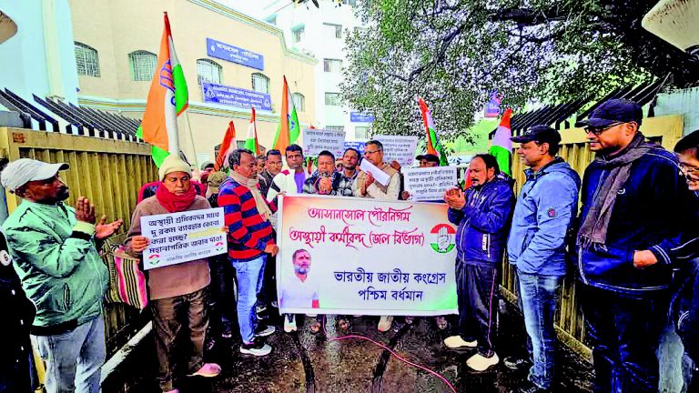 निगम कर्मचारियों के वेतन में वृद्धि की मांग पर रैली