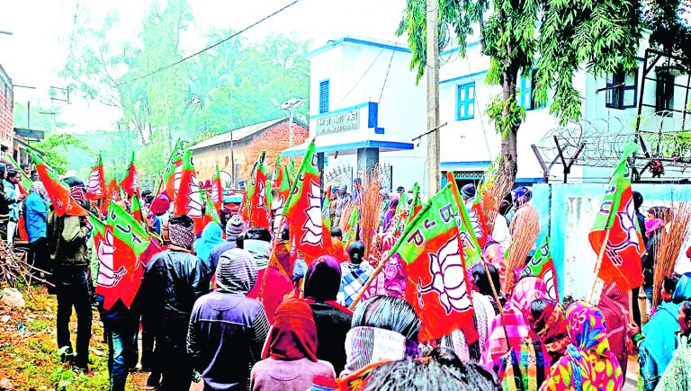 आवास योजना में भ्रष्टाचार को लेकर पुलिस और  प्रदर्शनकारियों में हुई झड़प