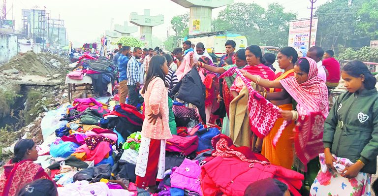 अचानक ठंड बढ़ने से गर्म कपड़ों की बढ़ी मांग, तापमान में लगातार होने रही गिरावट