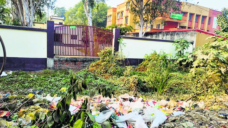 Buxar News: कार्यालय का भवन तो बना, पर रास्ता ही नहीं