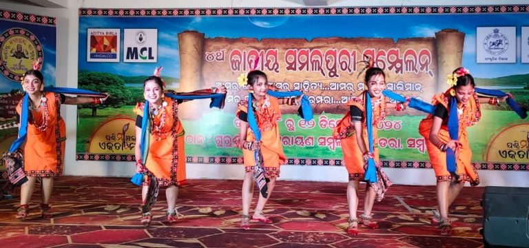 Sambalpur News: बांधकला पर प्रदर्शनी व संबलपुरी सांस्कृतिक कार्यक्रमों ने मोहा मन