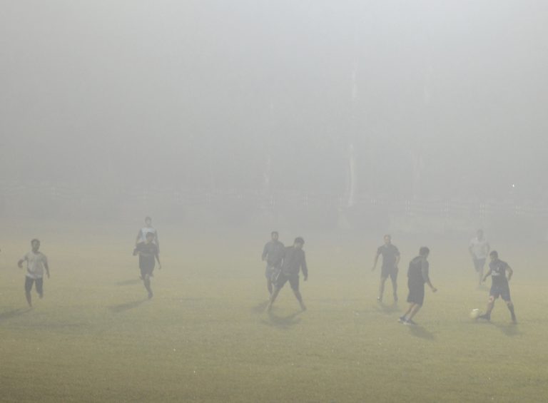 Dhanbad News: बारिश से गिरा तापमान, छाया घना कोहरा