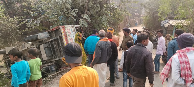 बस व पिकअप की टक्कर में दोनों वाहन क्षतिग्रस्त