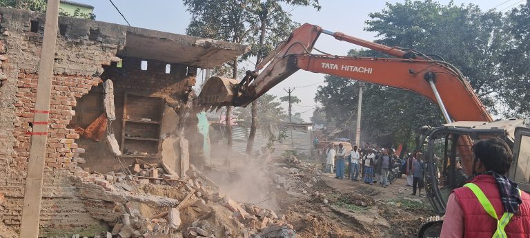 परसरमा एप्रोच पथ से हटाया गया अतिक्रमण