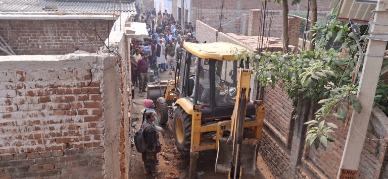 चिरैया गांव में अतिक्रमण पर चला प्रशासन का बुलडोजर