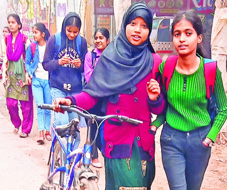 Chhapra News : सुबह और शाम में गिर रहा पारा, गलन से बढ़ी परेशानी