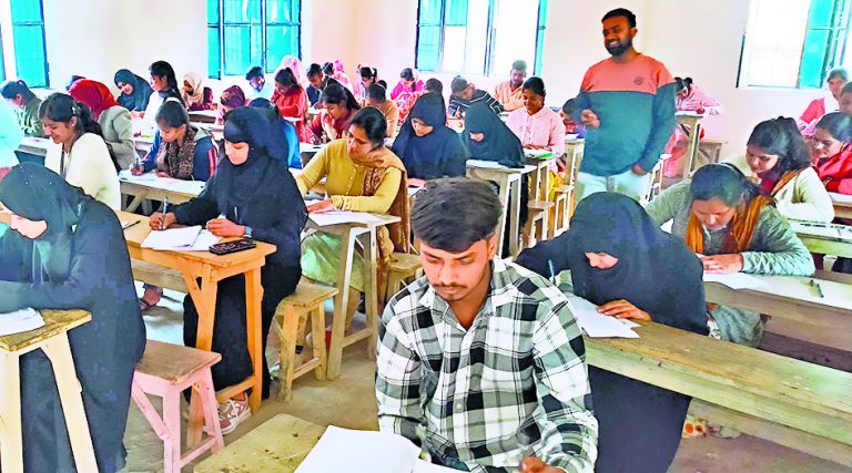 Gopalganj News  : फिजिक्स व केमिस्ट्री कठिन, तो हिंदी और हाेम साइंस के पेपर रहे आसान