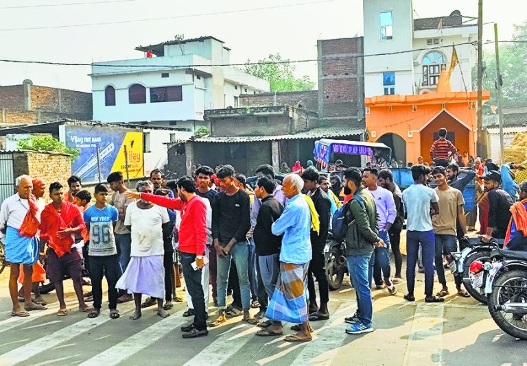 विपरीत दिशा से जा रही बस ने सड़क पार कर रहे युवक को कुचला, रेफर