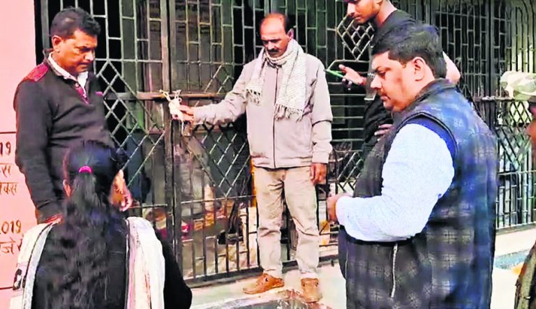 Hajipur News : लालगंज में बीडीओ ने पैक्स गोदाम किया सील