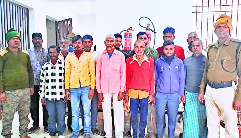 छापेमारी अभियान में तस्कर समेत 17 धराये