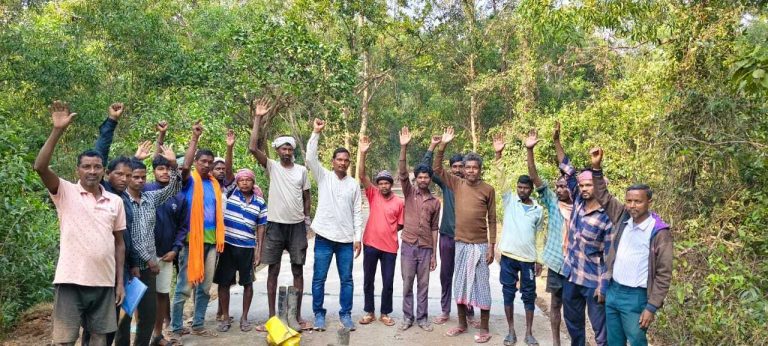 Chaibasa News : कम मजदूरी व मशीन से काम का ग्रामीणों ने किया विरोध, काम बंद कराया
