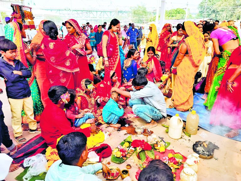Begusaray News : मुंडन संस्कार से सिमरिया घाट पर उमड़ी भीड़