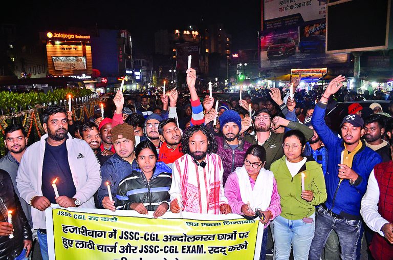 Ranchi News : सीजीएल परीक्षा में गड़बड़ी व लाठीचार्ज के खिलाफ कैंडल मार्च
