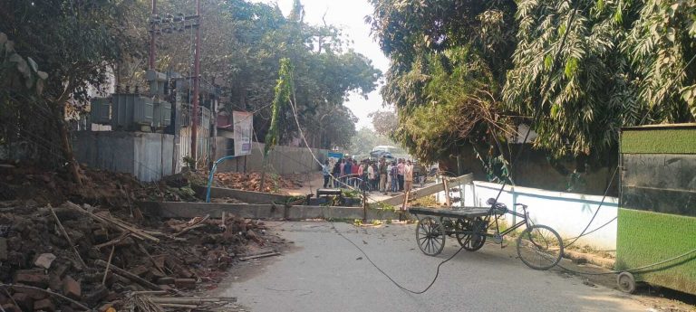 गड्ढा खुदाई के दौरान पोल सहित सड़क पर गिरा टांसफार्मर, हादसा टला