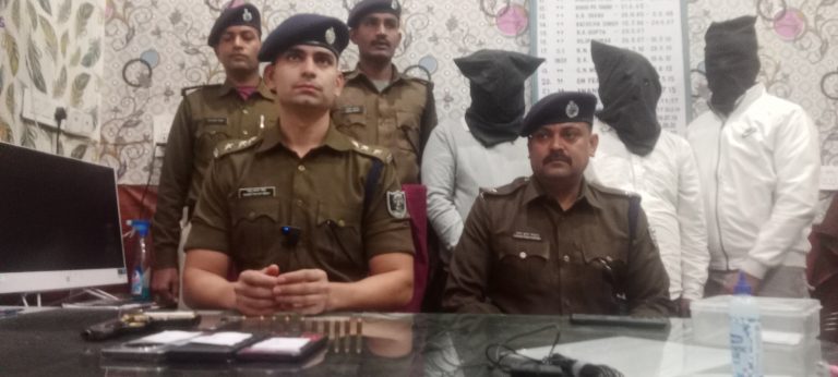 185 कार्टन शराब के साथ तीन गिरफ्तार, हथियार भी बरामद