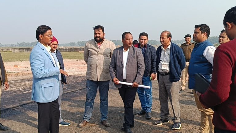 डीएम ने हवाई अड्डा का किया निरीक्षण, दिसंबर तक रनवे कार्य को पूर्ण करने का दिया निर्देश