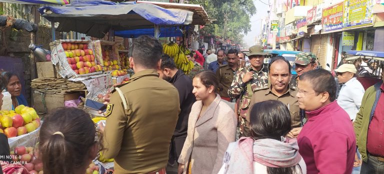 सड़क को अतिक्रमण करने वालों से वसूला जुर्माना