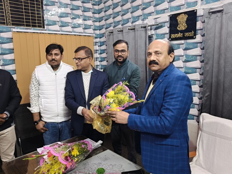 चकबंदी  निदेशक ने अंचल कार्यालय पोठिया का किया निरीक्षण