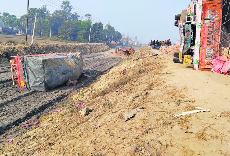 Chhapra News : मेथवलिया चौक फोरलेन मार्ग पर आपस में टकराकर तीन ट्रक पलटे, एक चालक की गयी जान