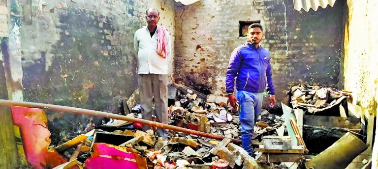 Chhapra News : दाउदपुर में शॉर्ट सर्किट से लगी आग, लाखों की संपत्ति जली