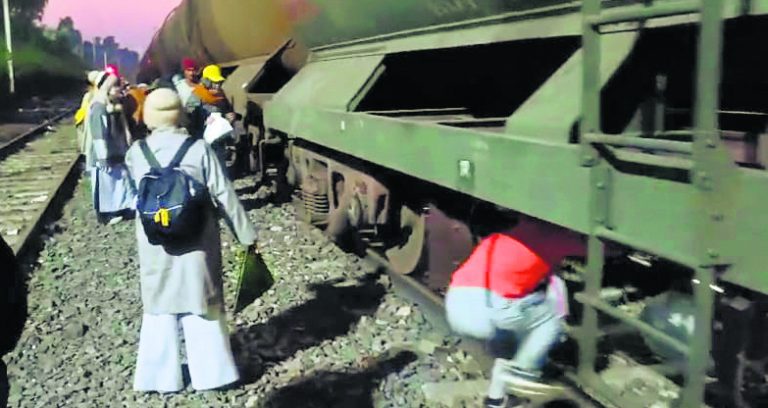 Gaya News : गुरपा स्टेशन पर ट्रैक पर खड़ी मालगाड़ी के नीचे से पार होकर जाते हैं श्रद्धालु