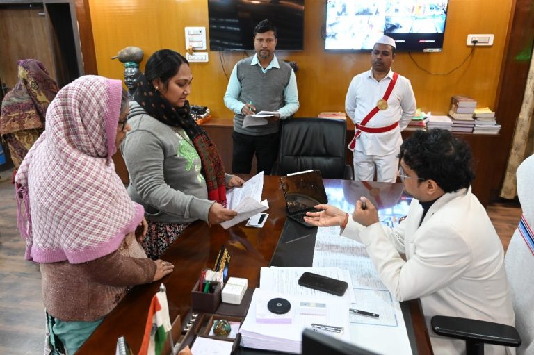 लोगों की समस्याओं से अवगत हुए डीसी, जल्द समाधान का दिया आश्वासन