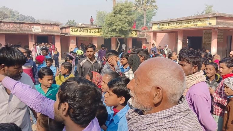 कंप्यूटर शिक्षक के खिलाफ अभिभावकों ने किया हंगामा