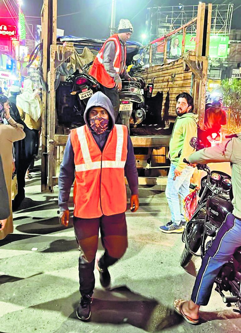 Ranchi News : सड़क किनारे से हटाया गया अतिक्रमण, बाइक व कपड़े जब्त