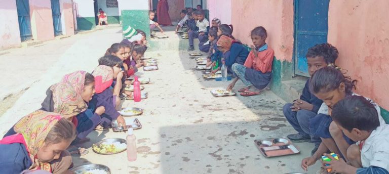 महीने बाद बच्चों को नसीब हुआ अंडा तो कहीं मौसमी फल से करना पड़ा संतोष