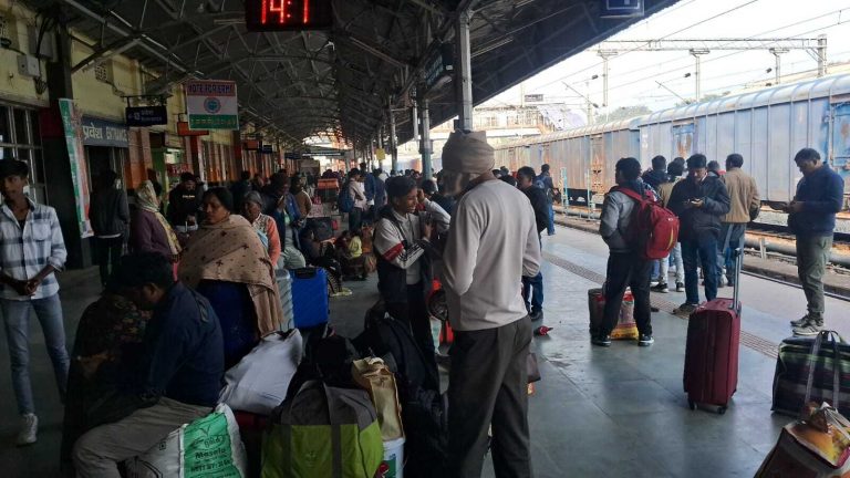 लोकल ट्रेनों के लगातार विलंब परिचालन से यात्री हो रहे परेशान