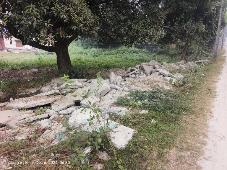 सड़क निर्माण के दौरान पुरानी सड़क की मलबों को न हटाने से शहरवासियों को हो रही परेशानी