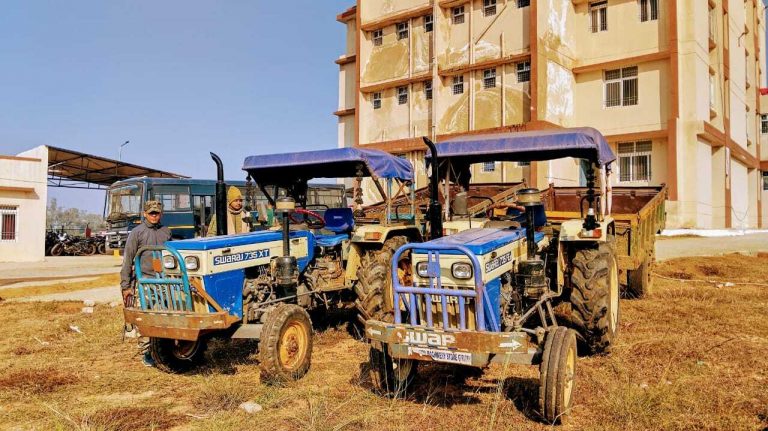 बालू ढुलाई में लगे दो ट्रैक्टर जब्त