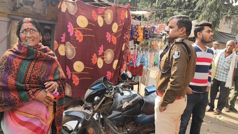 साड़ी में सॉस डाल सेविका से रुपये का थैला लेकर उचक्का फरार
