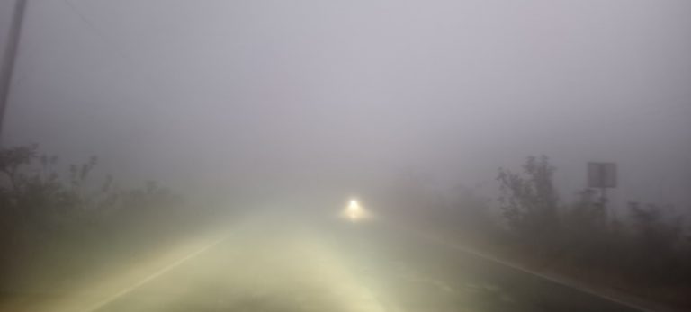 सुबह में घना कोहरा छाए रहने से सड़कों पर लाइट जलाकर रेंगते नजर आए वाहन चालक