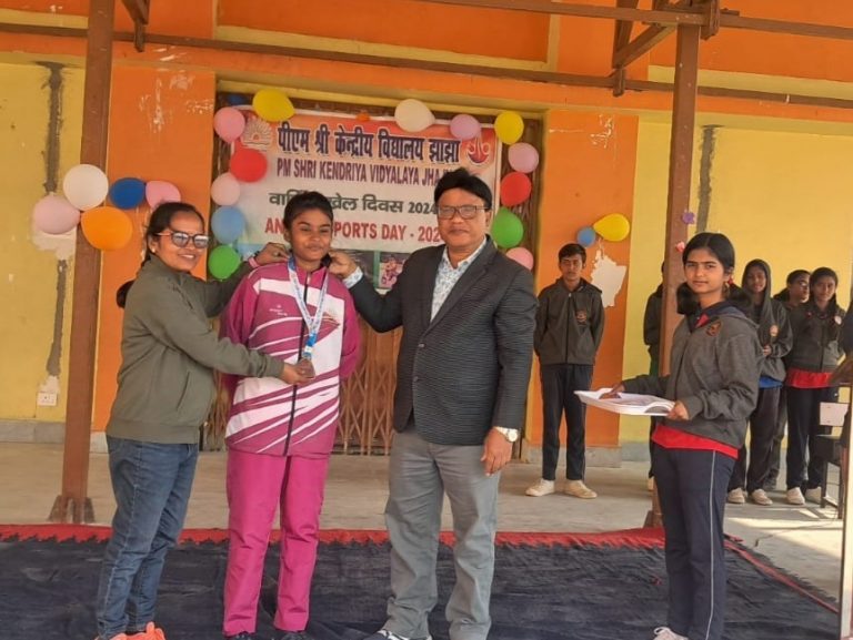 100 मीटर दौड़ में छात्र-छात्राओं ने दिखाया दम