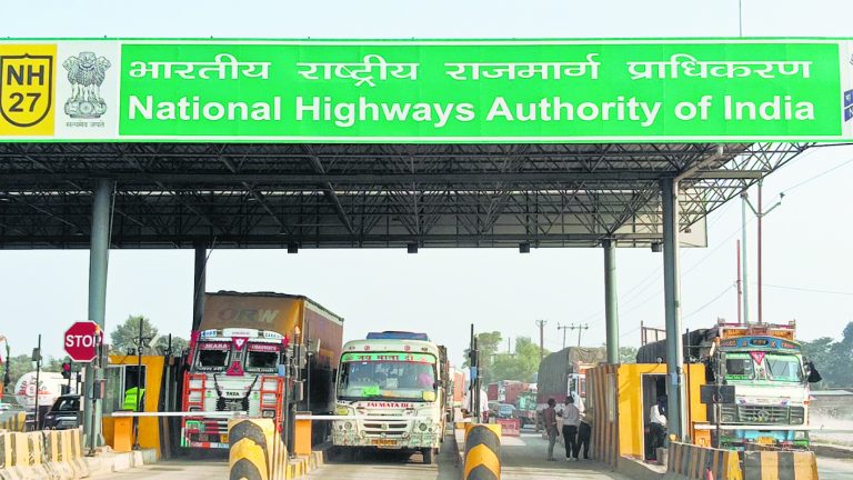 Gopalganj News  : बरहिमा टोल प्लाजा पर लोकल गाड़ियों के लिए कोई स्पष्ट निर्देश नहीं, सांसत में लोग