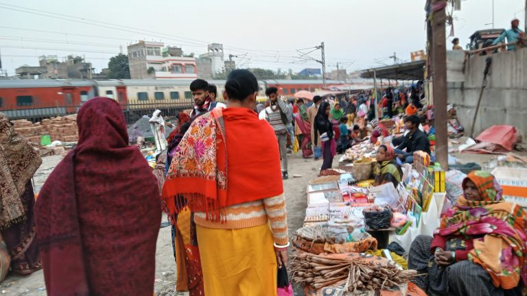 पार्किंग व स्टेकिंग की जमीन पर खुदरा बाजार अवैध, डीआरएम ने दिए कार्रवाई के आदेश