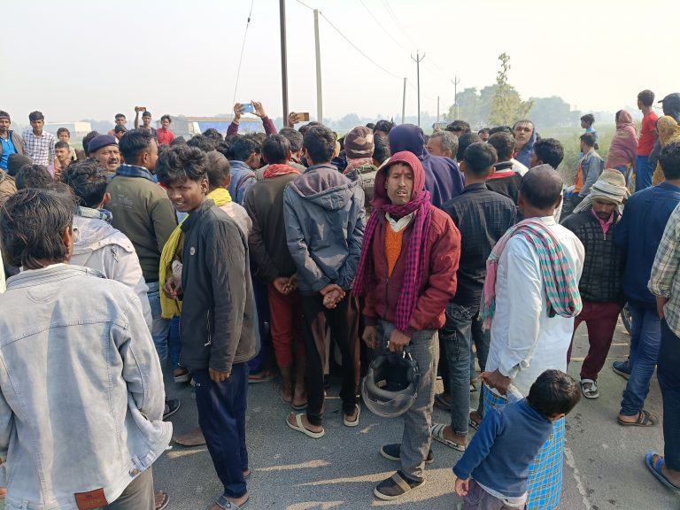 सीमेंट फैक्ट्री में मजदूर की मौत, तोड़फोड़, पुलिस ने भांजी लाठियां