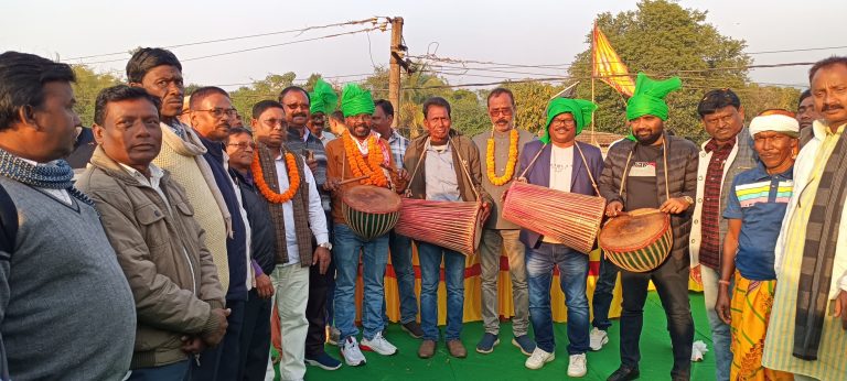 Dhanbad News : सोहराय में आदिवासियों संग थिरके भाकपा माले विधायक