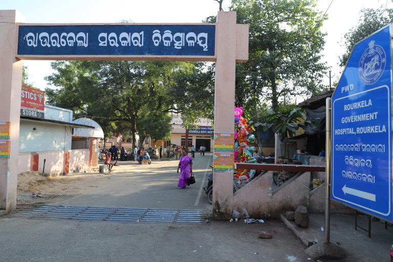 Rourkela News: राउरकेला सरकारी अस्पताल में लीज अवधि समाप्त होने के बाद भी लोगों से वसूला जा रहा पार्किंग शुल्क