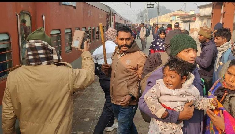 अंत्योदय में नहीं चढ़ सके यात्री, हंगामा व तोड़फोड़